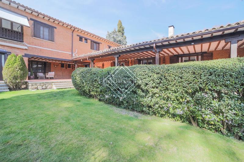 Foto fc046af4-4188-45f5-8df3-82895656f830. Affitto chalet con camino riscaldamento parcheggio piscina in Madrid