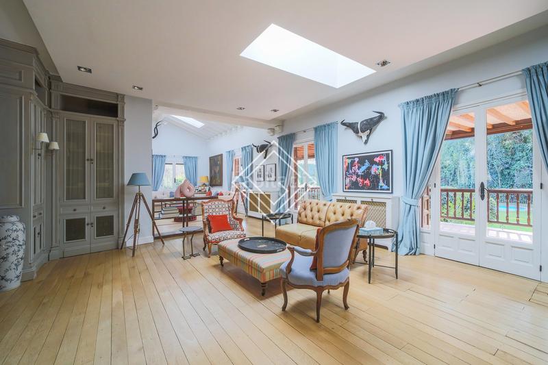 Foto fe61da41-2a2a-4e5c-8f05-1acbcd71dcd4. Affitto chalet con camino riscaldamento parcheggio piscina in Madrid