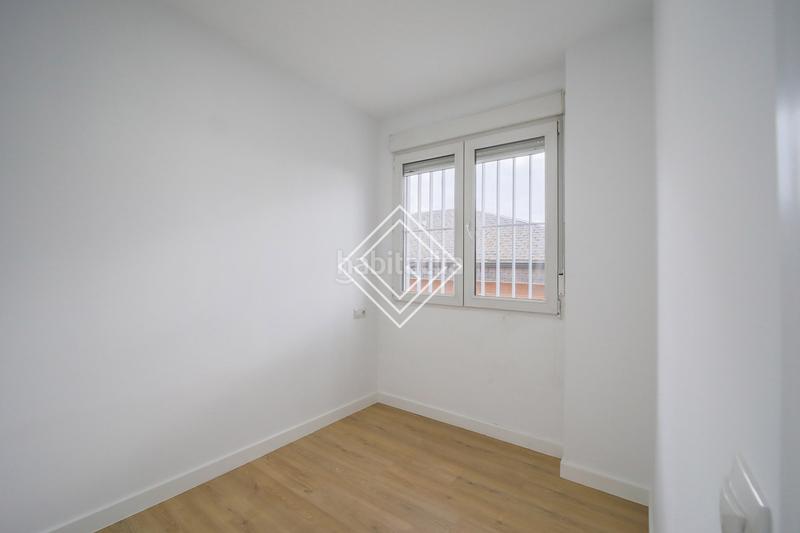 Foto f9b15efe-b1f3-4139-a4d8-554a3a73b25f. Casa bifamiliare in Peñagrande Madrid