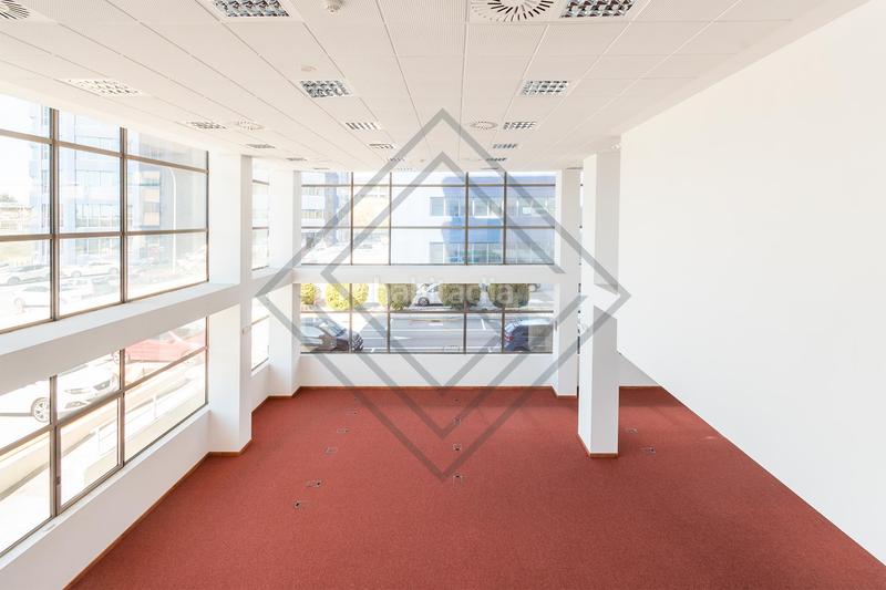 Foto d9605cc2-966f-40b2-9b40-4d520a8c47a4. Oficina en Aeropuerto Madrid