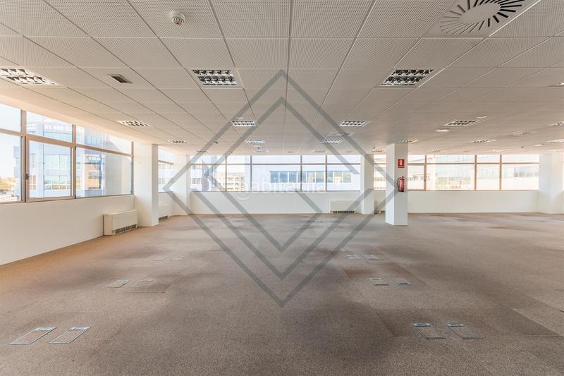 Foto fa318dd1-0d9c-4af8-8ba3-0ea55b75ac4b. Oficina en Aeropuerto Madrid