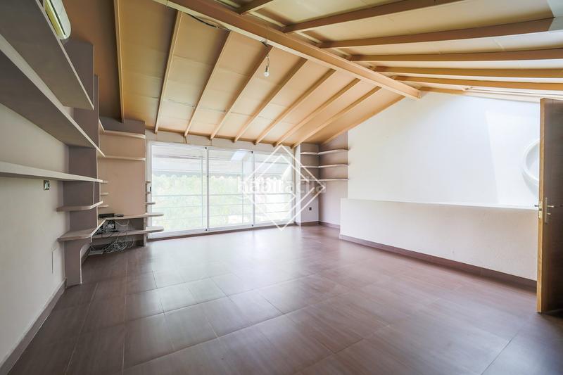 Foto 4a5f14b8-cfe4-4fdb-9ccf-bd916608874a. Semi detached house with heating parking pool in Hispanoamérica-Bernabéu Madrid