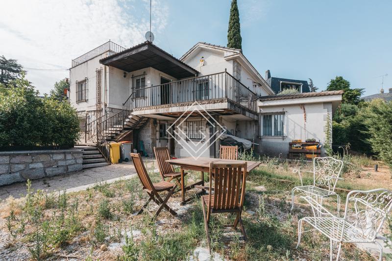 Foto 0bfaecc4-a81c-4bc8-98e1-684f5423c105. Chalet con parcheggio in Mirasierra Madrid