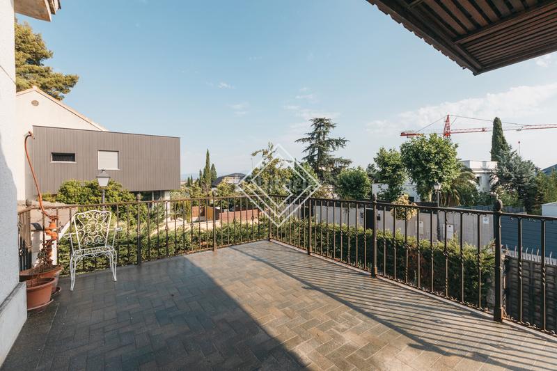 Foto b4471c42-fe72-4643-80ab-c0d689f8686f. Chalet con parcheggio in Mirasierra Madrid
