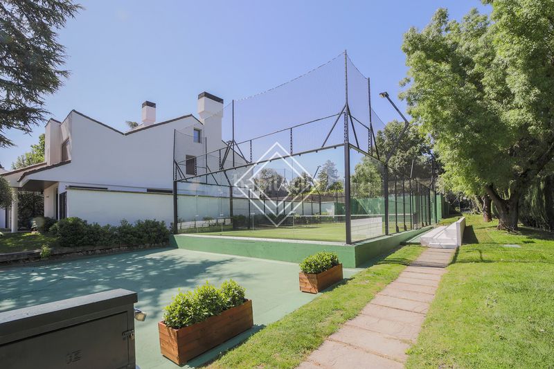 Foto ad3dca16-c7c0-4db0-9d40-f5a3733c4220. Casa aparellada amb calefacció aparcament piscina a La Moraleja