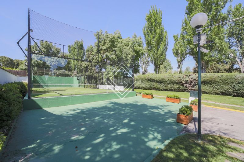 Foto adf58efe-7f4e-49c3-8b55-37d2e2c25cd7. Casa aparellada amb calefacció aparcament piscina a La Moraleja