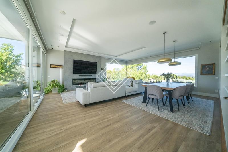 Foto f8cd17f0-1728-4666-8749-2751bd2fc271. Location chalet avec cheminée chauffage parking piscine dans Villaviciosa de Odón