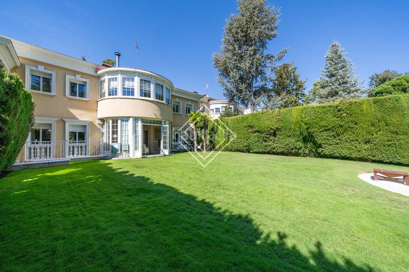 Foto 50a2ebb8-d9b9-4289-a26a-f271aa93964b. Chalet con parcheggio piscina in Fuentelarreina Madrid