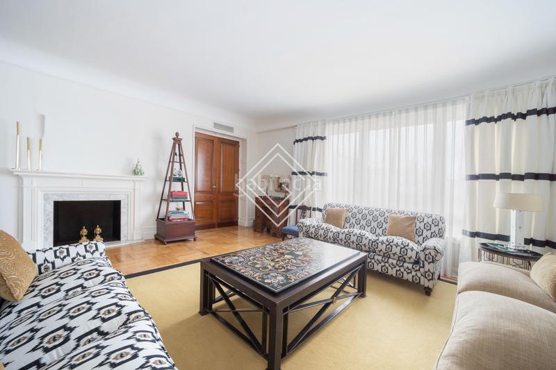 Foto 2420b544-7147-4e5b-9328-20be0be254cd. Flat with fireplace heating parking in El Viso Madrid