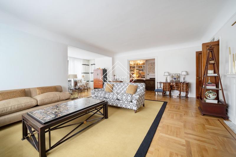 Foto 7d19ff05-99ae-4629-a131-18727b401634. Flat with fireplace heating parking in El Viso Madrid