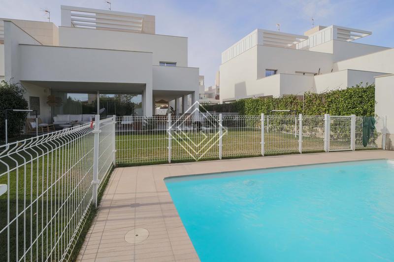 Foto c96266b8-c2c7-4e7a-b691-f30da071e3b1. Lloguer casa aparellada amb piscina a Valdemarín Madrid