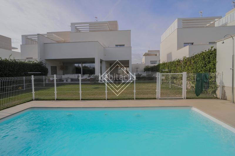 Foto dcb220a2-e457-48d5-a8b0-66b6df11f884. Affitto casa bifamiliare con piscina in Valdemarín Madrid