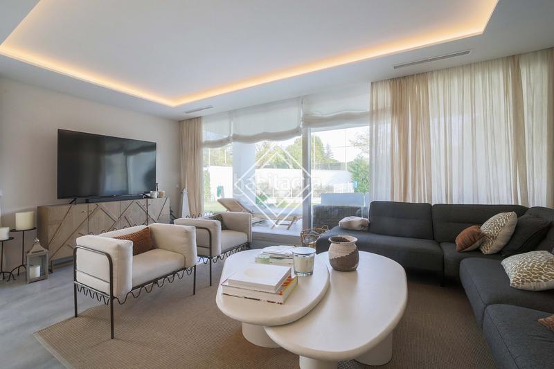 Foto 563db2d9-ea99-45f7-86cf-20dc2f3019de. Rent towny house with pool in Valdemarín Madrid