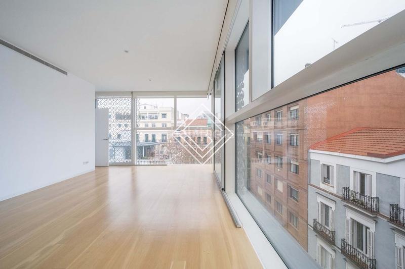 Foto 0959884a-91bb-4450-9319-e5ac05206297. Rent penthouse with heating parking in Almagro Madrid