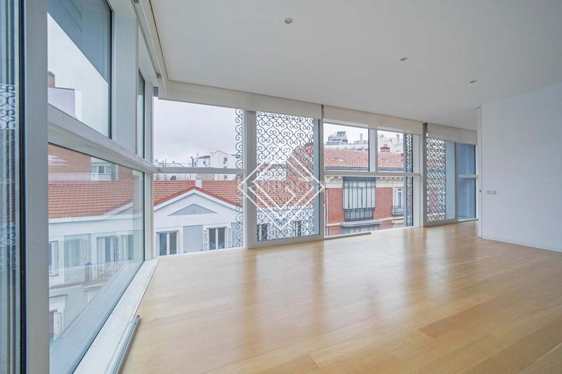 Foto 34448ac3-73c9-48f9-afa4-dc67c80e7f4e. Rent penthouse with heating parking in Almagro Madrid