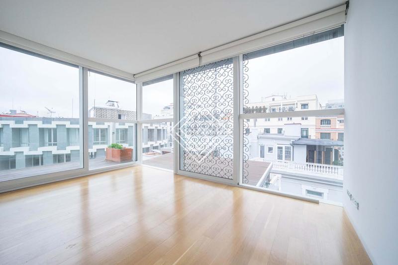 Foto 54968bba-b024-4717-a0b6-c4528bbec353. Rent penthouse with heating parking in Almagro Madrid