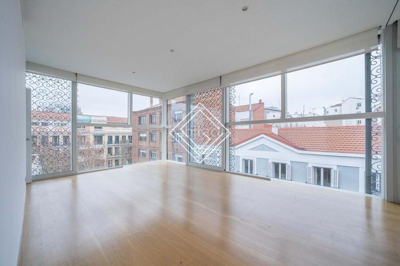 Foto de29ad7a-a48c-4d1a-ba08-227bdb2ed618. Rent penthouse with heating parking in Almagro Madrid