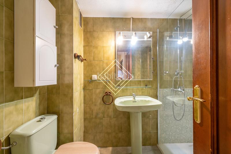 Foto 7690bba6-82cc-4e38-bc5b-ff3e81f02377. Casa aparellada amb calefacció piscina a Aravaca Madrid