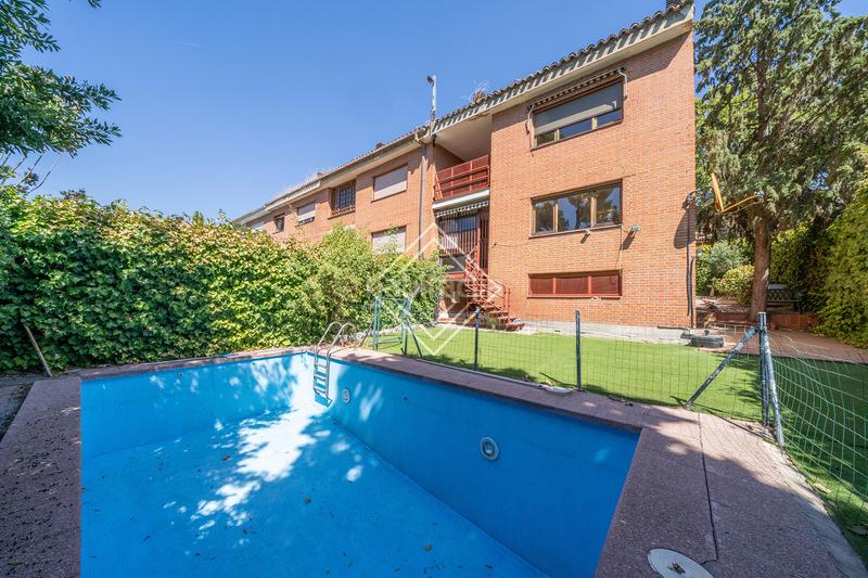 Foto 6b45a048-c7a0-451e-b6eb-5f3b368e465b. Doppelhaus mit heizung pool in Aravaca Madrid