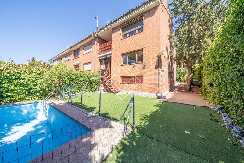 Foto 9c5cea41-d6bd-43dd-b124-0770da976de6. Maison jumelée avec chauffage piscine dans Aravaca Madrid