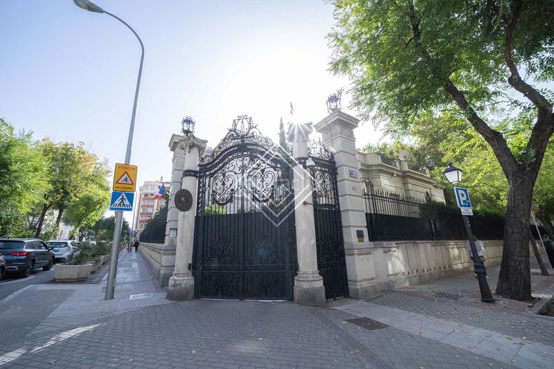Foto cbdba6e3-85f5-46d8-a278-50951a5f68b0. Àtic amb xemeneia calefacció aparcament a Castellana Madrid