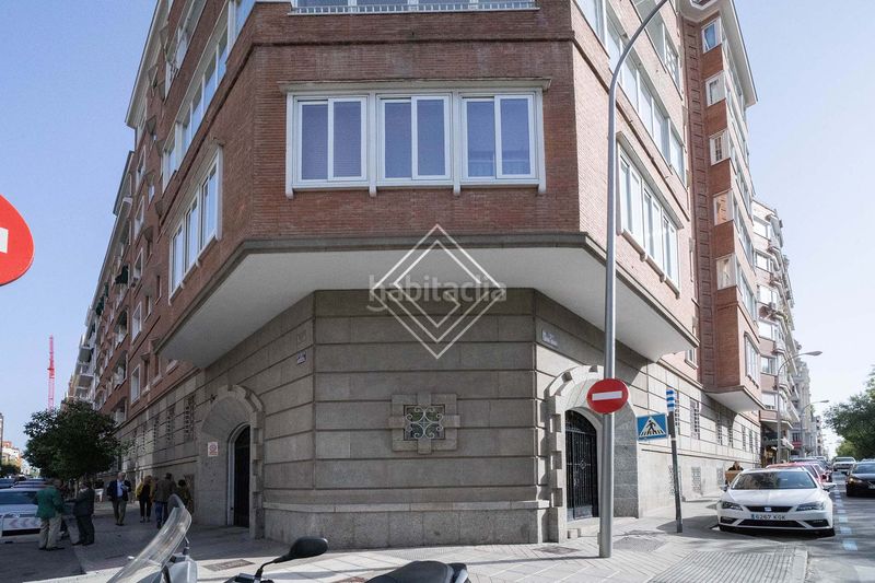 Foto df62ff91-9560-41a3-ae51-de831d59ada6. Àtic amb xemeneia calefacció aparcament a Castellana Madrid