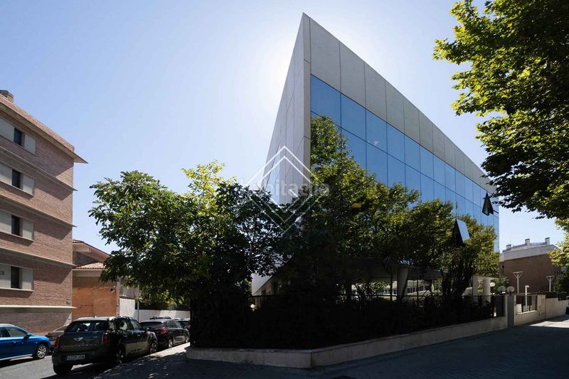 Foto f809c1d7-9ff9-498c-9f8d-2c3e2c9a578c. Xalet amb piscina a El Viso Madrid