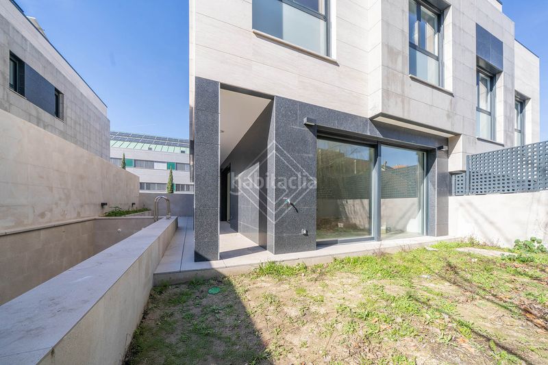 Foto 01b530cc-23c9-42ff-8e43-0525a54d0dbd. Casa aparellada amb calefacció aparcament piscina a Madrid