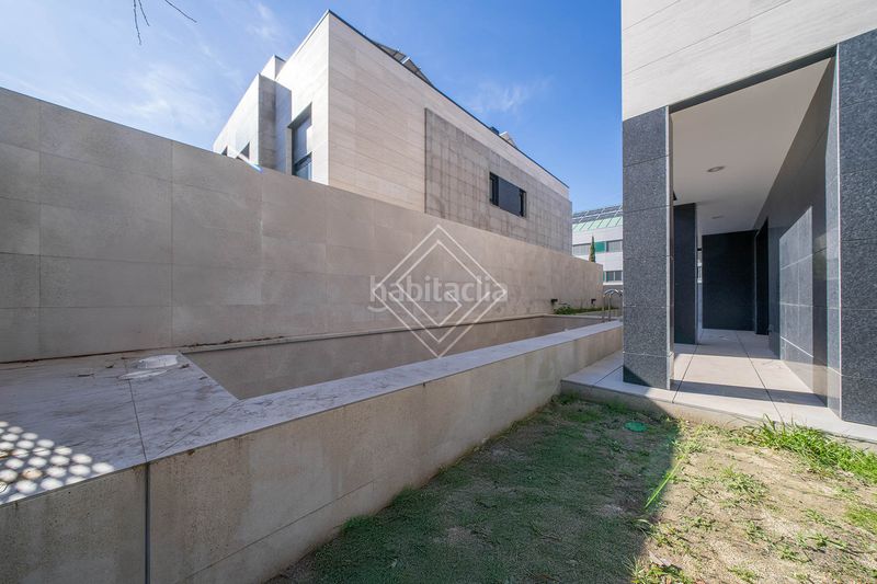 Foto 4d62ddff-9b44-4bd7-a0c6-c4ee51db0442. Casa aparellada amb calefacció aparcament piscina a Madrid