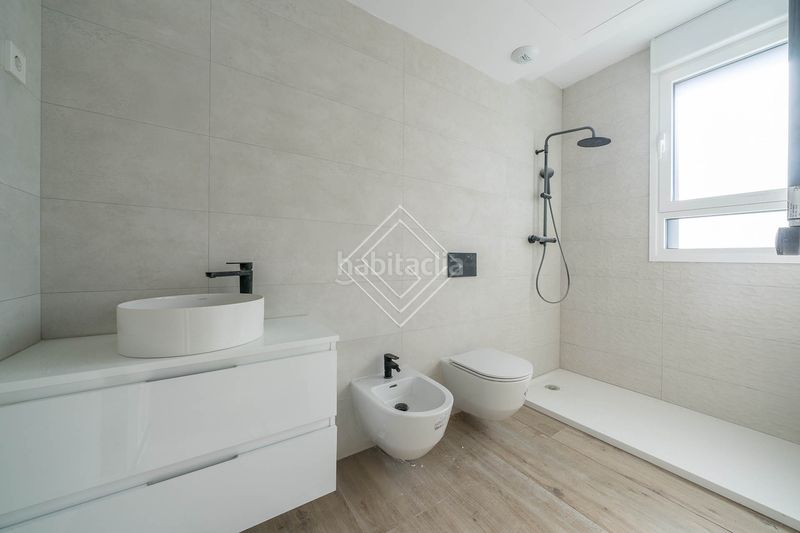 Foto c78368ff-2905-4db4-8f4e-a3ace7047630. Casa aparellada amb calefacció aparcament piscina a Madrid