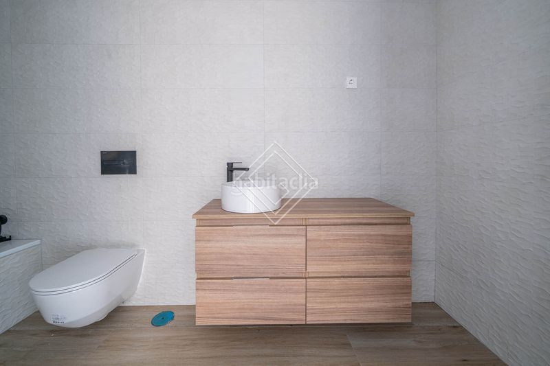 Foto fa783147-e39e-42e4-9b9a-1ce54e4eebe9. Casa aparellada amb calefacció aparcament piscina a Madrid
