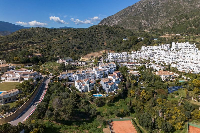 Foto a55e8db8-5928-4c92-b567-d9e6c7c28506. Casa adossada amb calefacció piscina a Nagüeles Alto Marbella