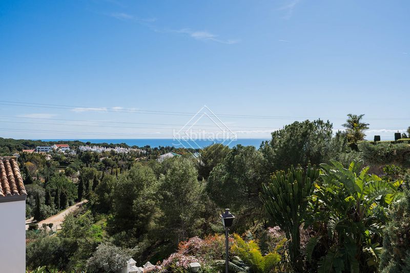 Foto b3c475d7-f5f0-44fb-b2f1-6cd3f9e5d4d9. Casa adossada amb calefacció piscina a Nagüeles Alto Marbella