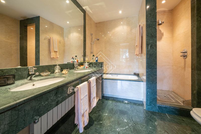 Foto 1514e4aa-8b05-47c6-bd00-a997859a4df0. Casa aparellada amb xemeneia calefacció a Aravaca Madrid