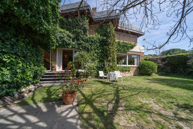 Foto b5e03d1a-cf3f-461c-836d-3a8d8e2c728b. Casa aparellada amb xemeneia calefacció a Aravaca Madrid