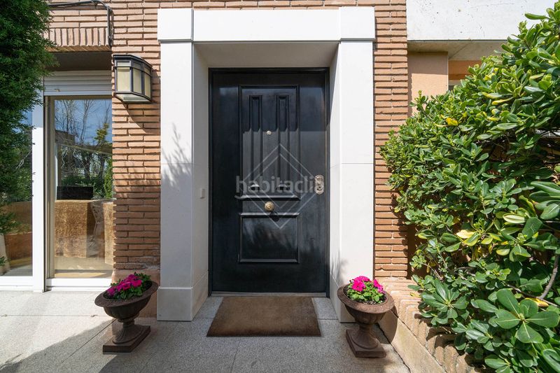 Foto bdcce2d8-6b1c-4d9c-bace-744b4b035c5f. Casa aparellada amb xemeneia calefacció a Aravaca Madrid