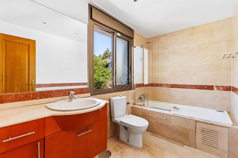Foto 3ba2b2e2-aeaa-4b04-bd66-be46ddbc7ddc. Xalet amb aparcament piscina a Nagüeles Alto Marbella