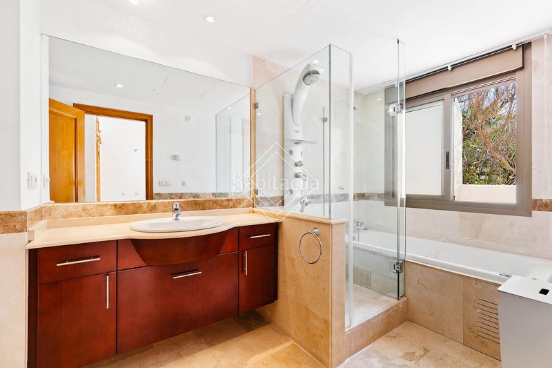 Foto fdaf0773-862f-41b8-9284-587d24b6e3e0. Xalet amb aparcament piscina a Nagüeles Alto Marbella