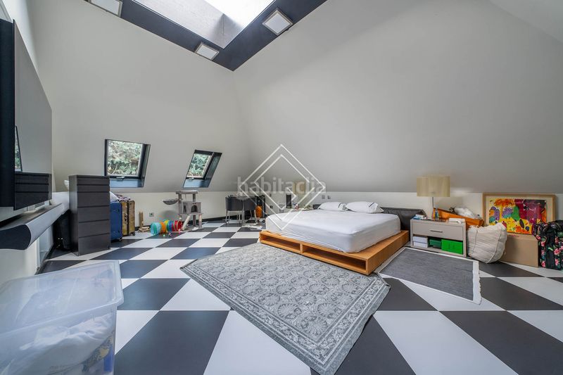 Foto 5ce1d5ac-e1e1-42a8-bafe-ae403b054b96. Casa amb piscina a urbanización La Moraleja La Moraleja