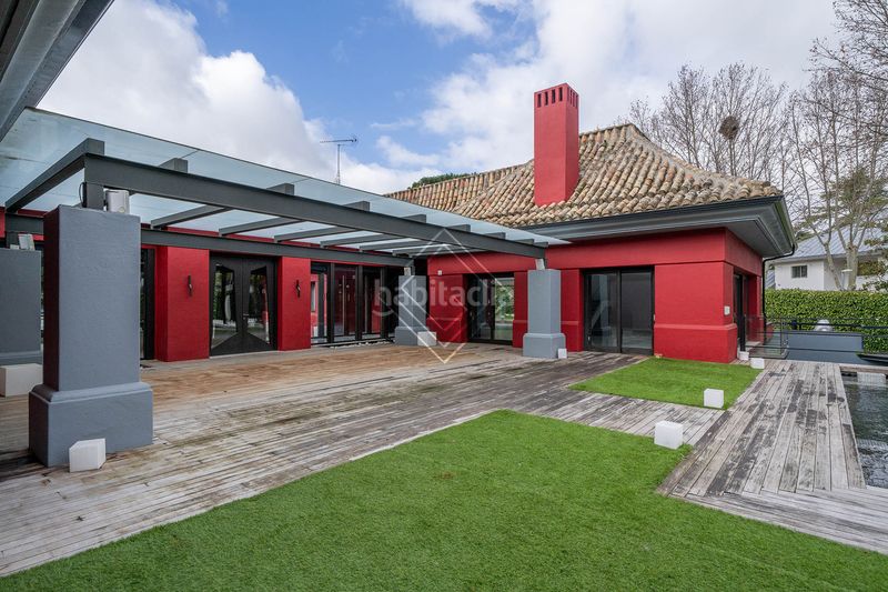 Foto b57e6241-0164-4c8c-80f2-33b876a2f603. Casa amb piscina a urbanización La Moraleja La Moraleja