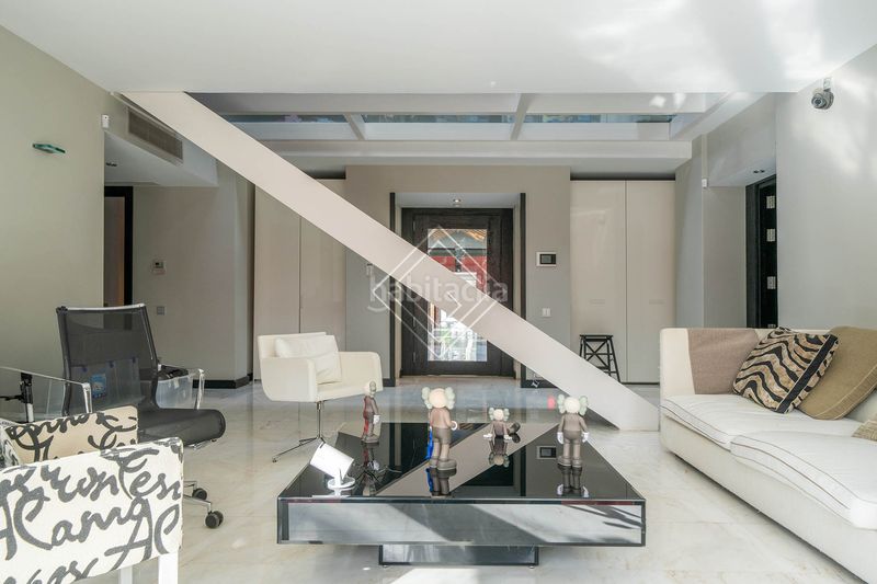 Foto b87f0a5b-d56c-424c-a95f-733ac84bf44e. Casa amb piscina a urbanización La Moraleja La Moraleja