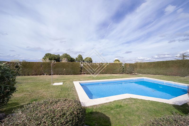 Foto 97fbe09f-b38a-4958-90f5-cf276c77cfcb. Lloguer casa amb calefacció piscina a urbanización La Moraleja La Moraleja