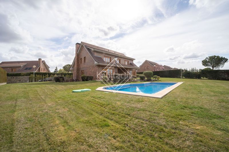 Foto e3cd15d1-990c-4d39-8ebf-d6d39e969f9f. Lloguer casa amb calefacció piscina a urbanización La Moraleja La Moraleja