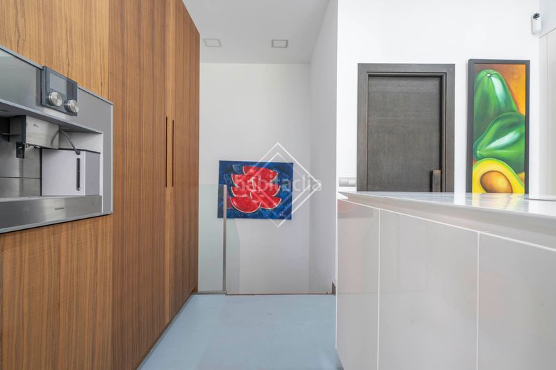 Foto fa3d57f6-cdcd-4144-b61f-9e50e4e8d47f. Xalet amb xemeneia aparcament piscina a urbanización La Moraleja La Moraleja