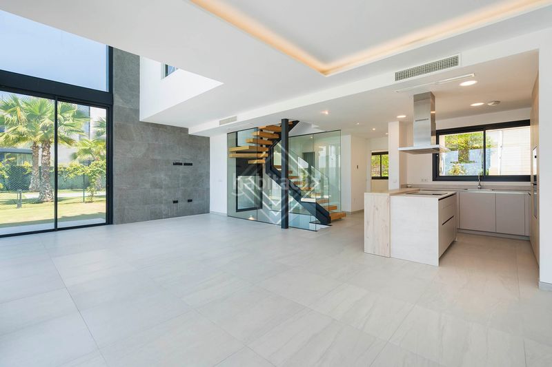 Foto 02aa0594-a8a8-46ed-ac17-aefb27d81236. Chalet en Río Real Marbella