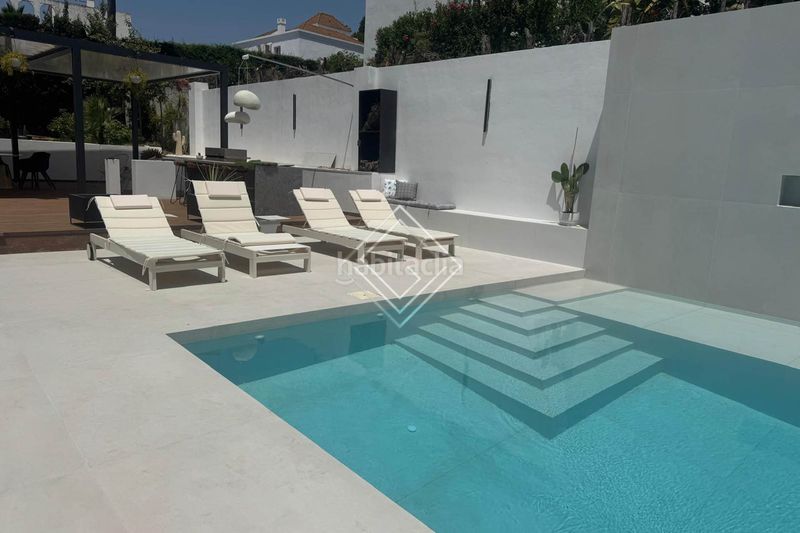 Foto 0469b426-d218-40fa-8de8-5ef8c56381bb. Casa amb aparcament piscina a Las Brisas Marbella