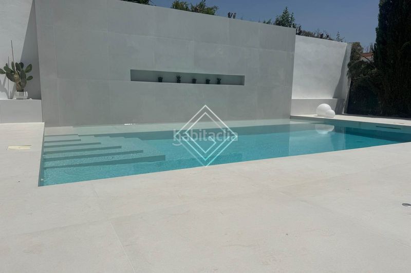 Foto 0a0b0eb4-ab79-4cc5-91a8-cc2ff0bb4017. Casa amb aparcament piscina a Las Brisas Marbella