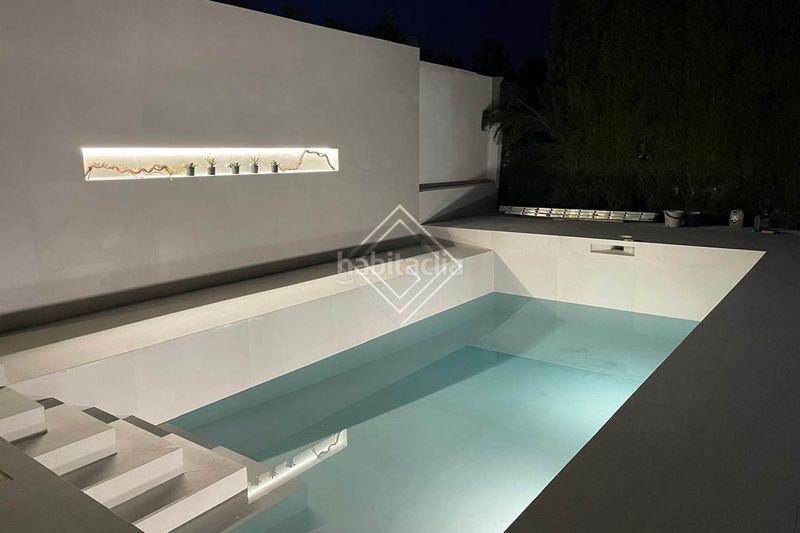 Foto 2745df94-8cee-4865-8758-e43e2ac7f2c8. Casa amb aparcament piscina a Las Brisas Marbella