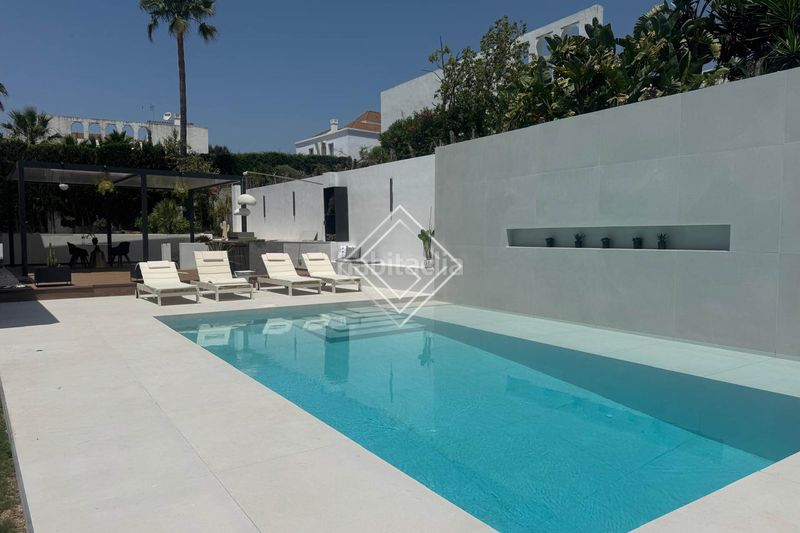 Foto c10ee2ee-b75d-4c8a-88fc-1d809c4829b5. Casa amb aparcament piscina a Las Brisas Marbella