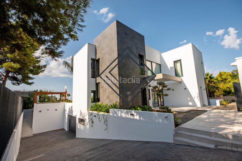 Foto c1045f83-860c-40ec-ba3b-0db703fd8747. Xalet amb xemeneia calefacció aparcament piscina a Marbella